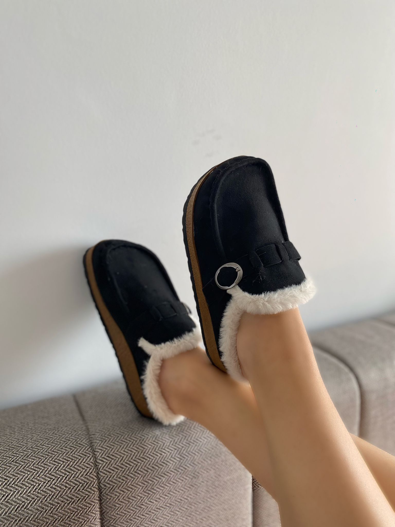 SİYAH İÇİ KÜRKLÜ KADIN EV TERLİĞİ