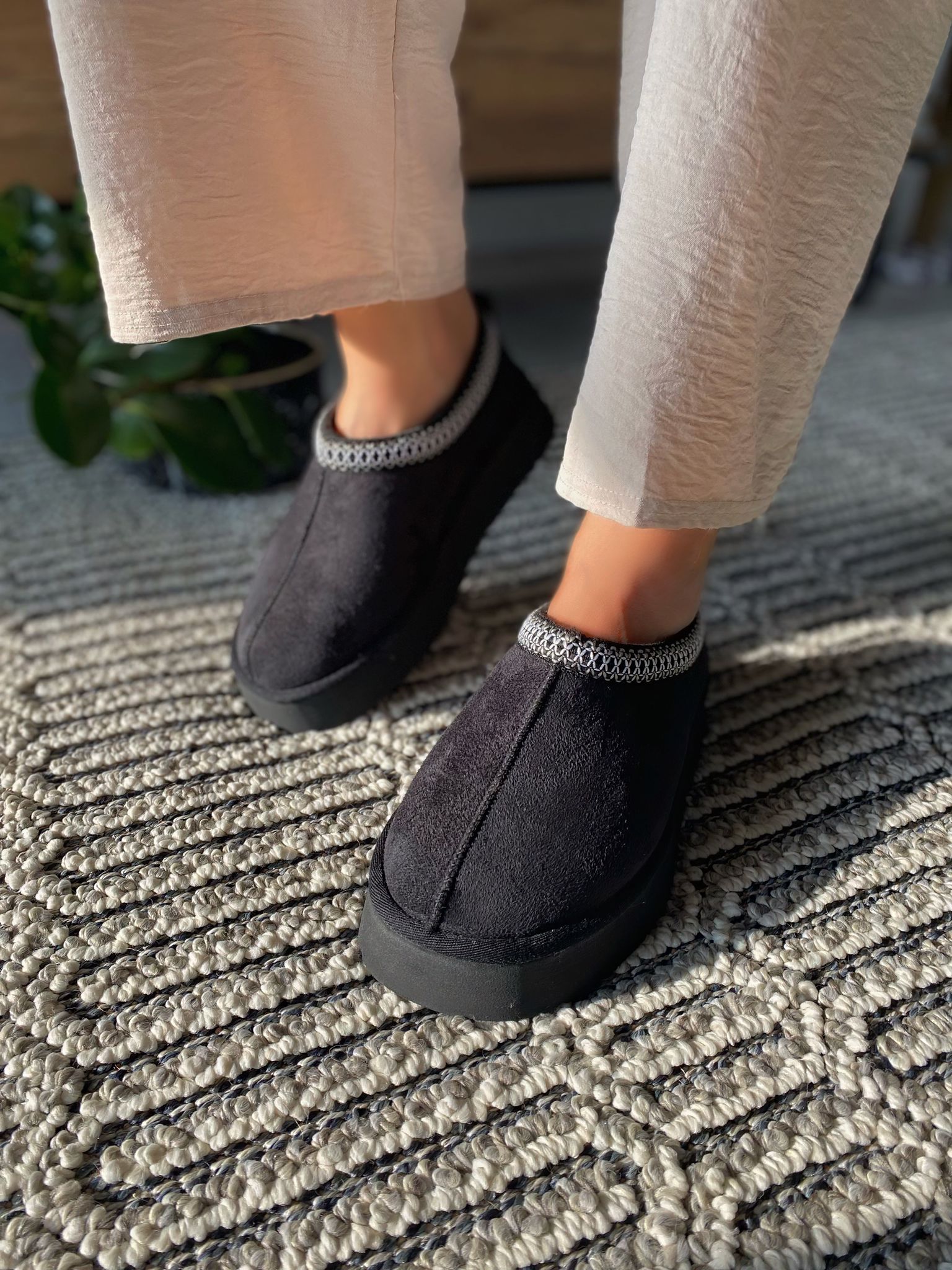 SÜET İÇİ KÜRKLÜ DÜZ VE YÜKSEK TABAN SABO TERLİK