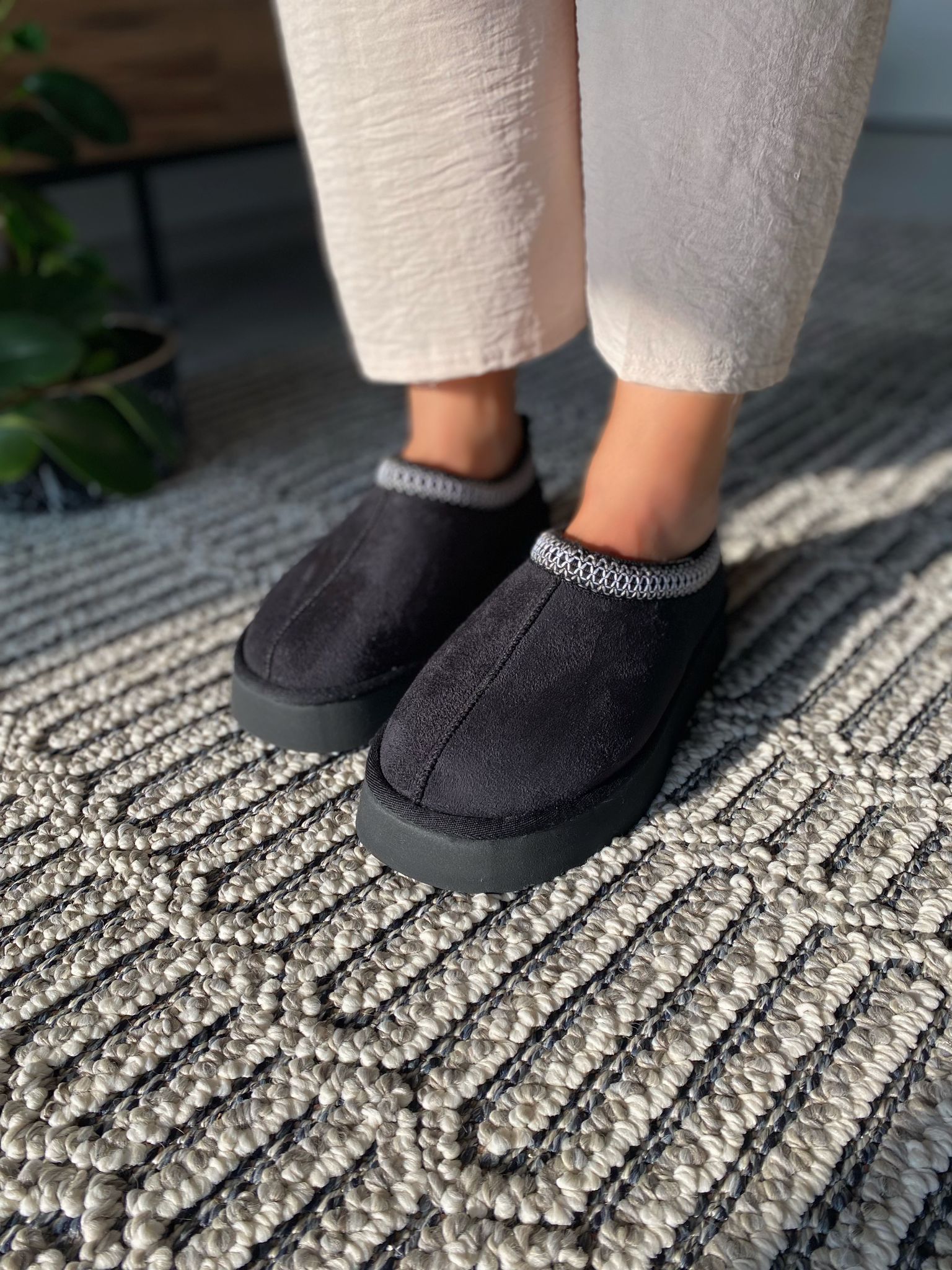 SÜET İÇİ KÜRKLÜ DÜZ VE YÜKSEK TABAN SABO TERLİK