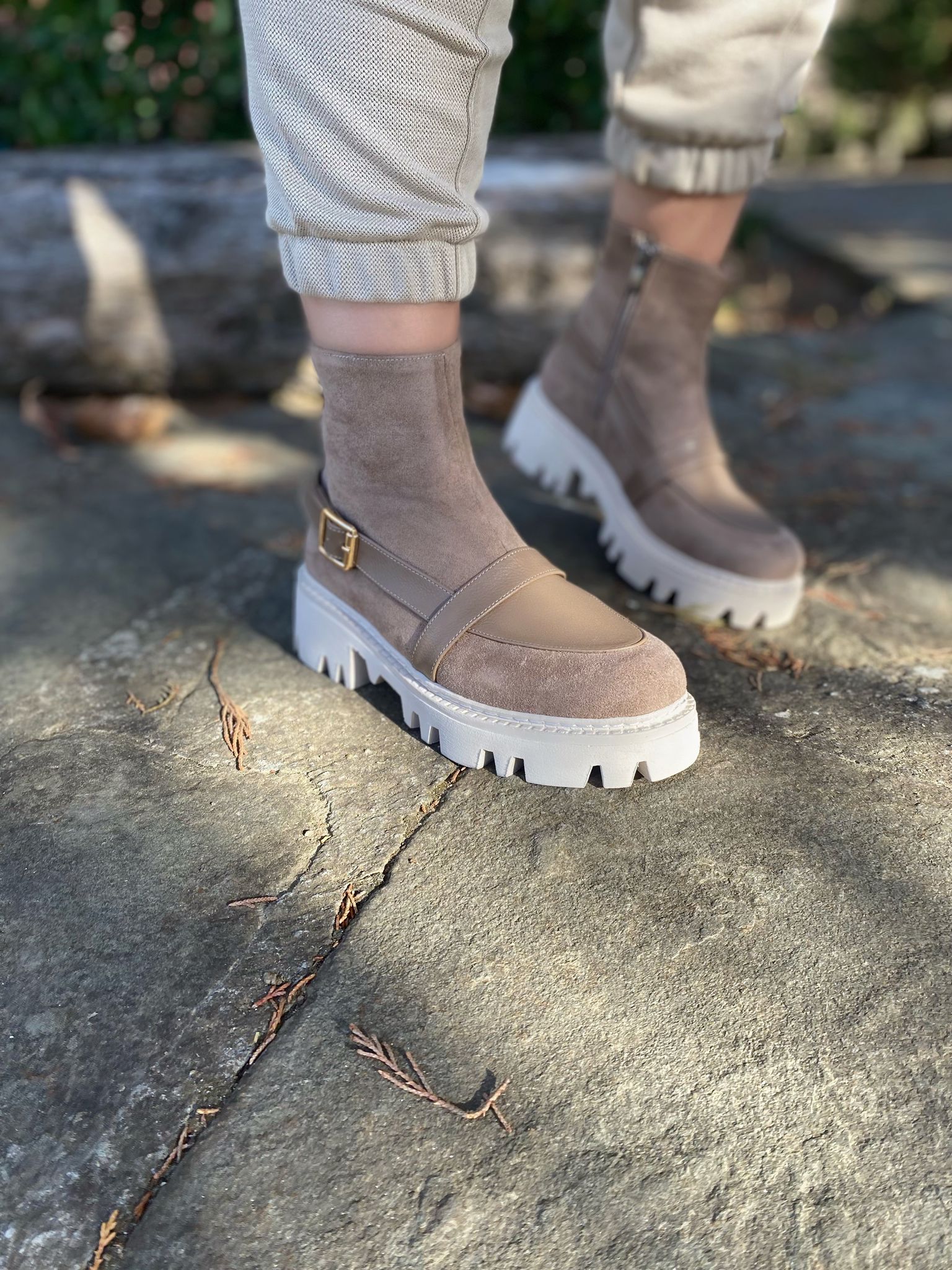 Moda olan Cilt Süet Malzeme Tokalı Yüksek Taban Kadın Bot