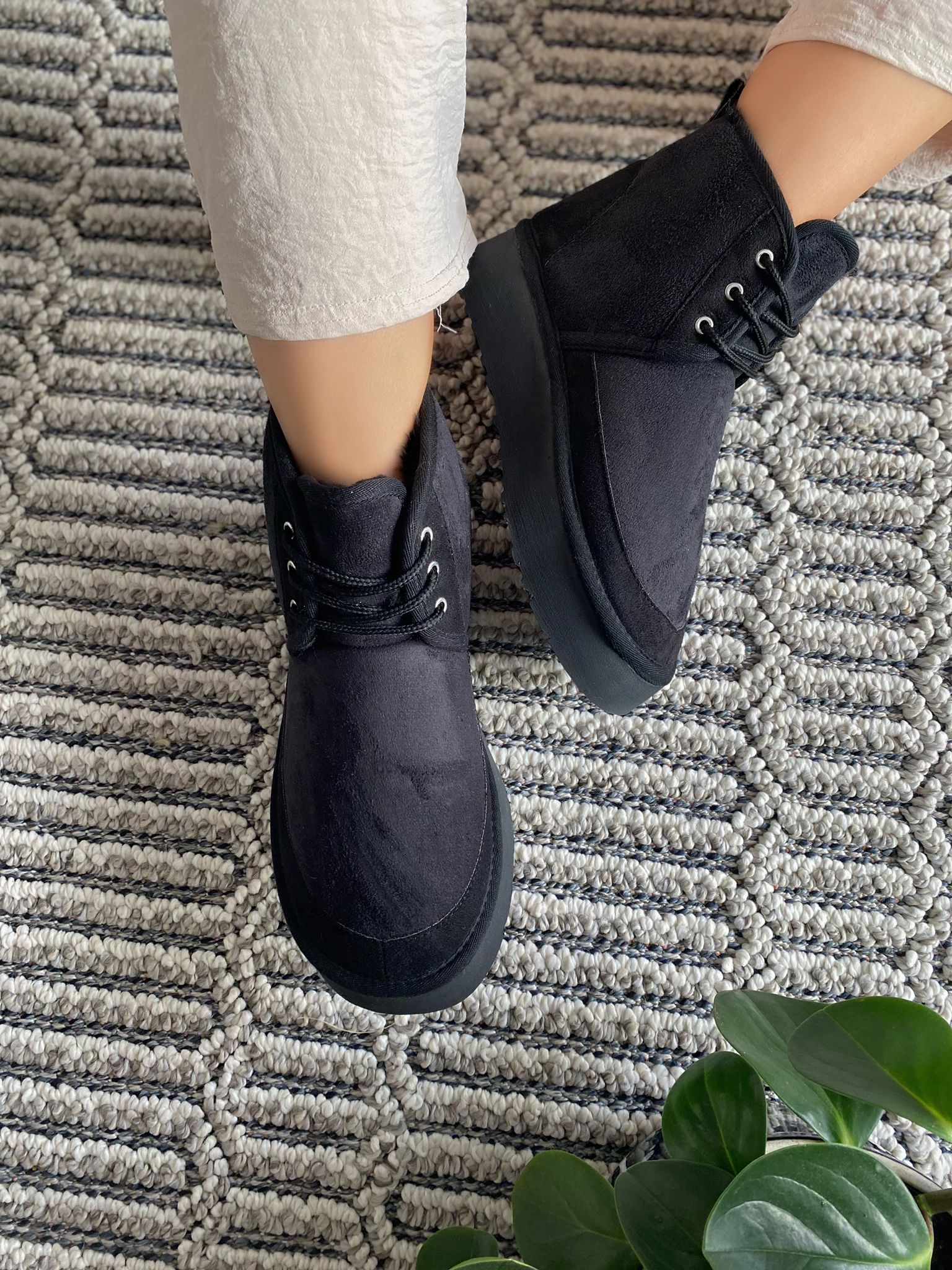 Bağcıklı İçi Kürklü Kadın Bot