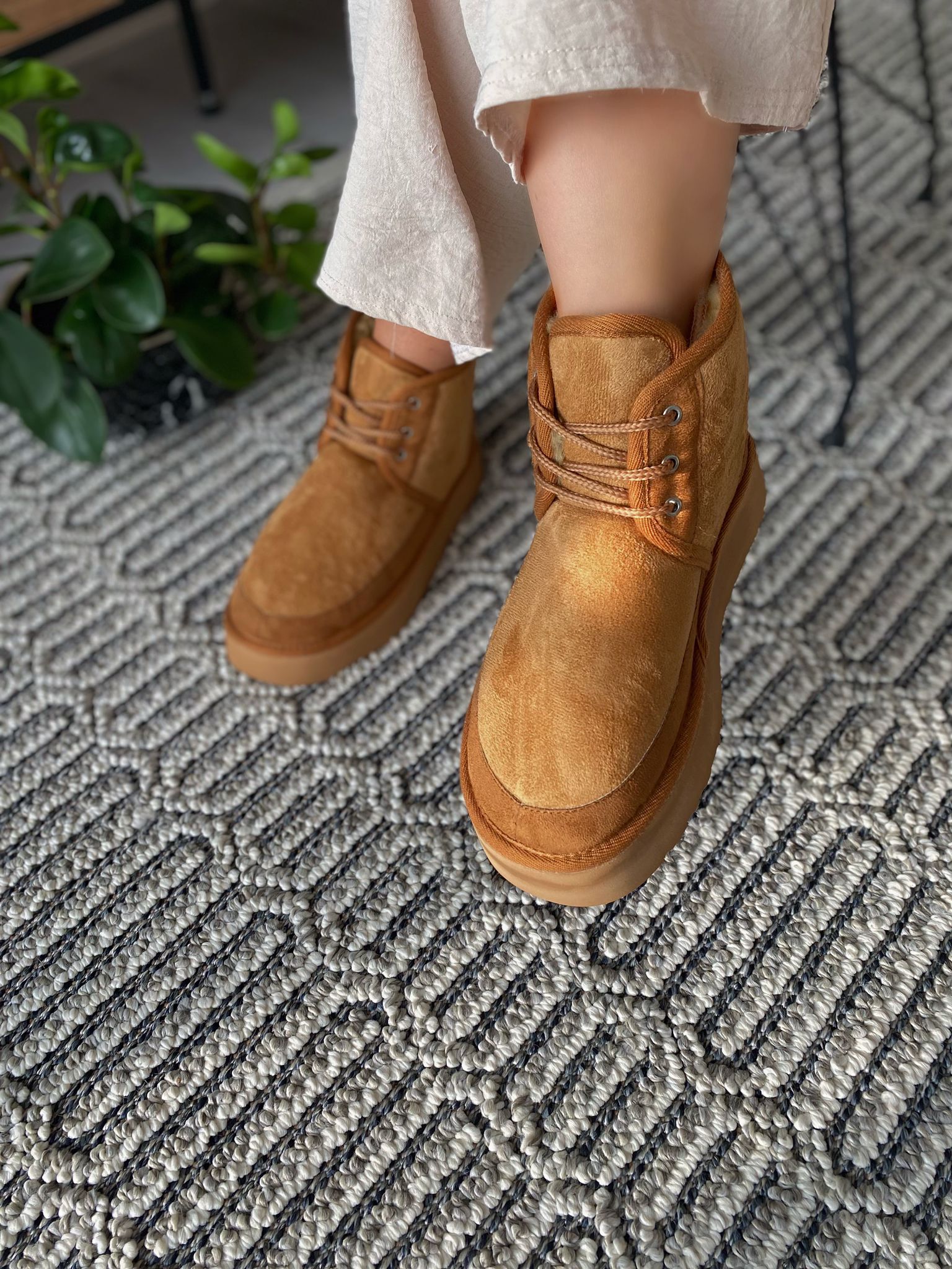 Bağcıklı İçi Kürklü Kadın Bot