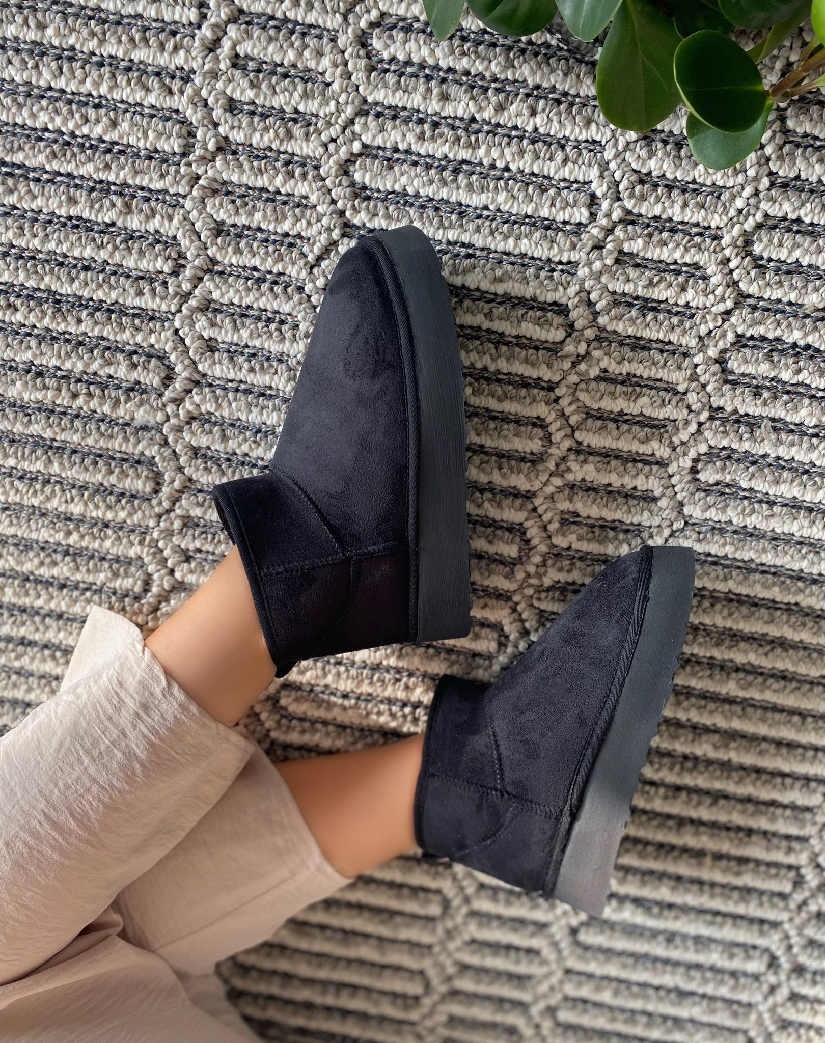 Ultra Mini Süet Yarım Bot Düz ve Yüksek Taban İçi Kürklü Kadın Bot Ayakkabı