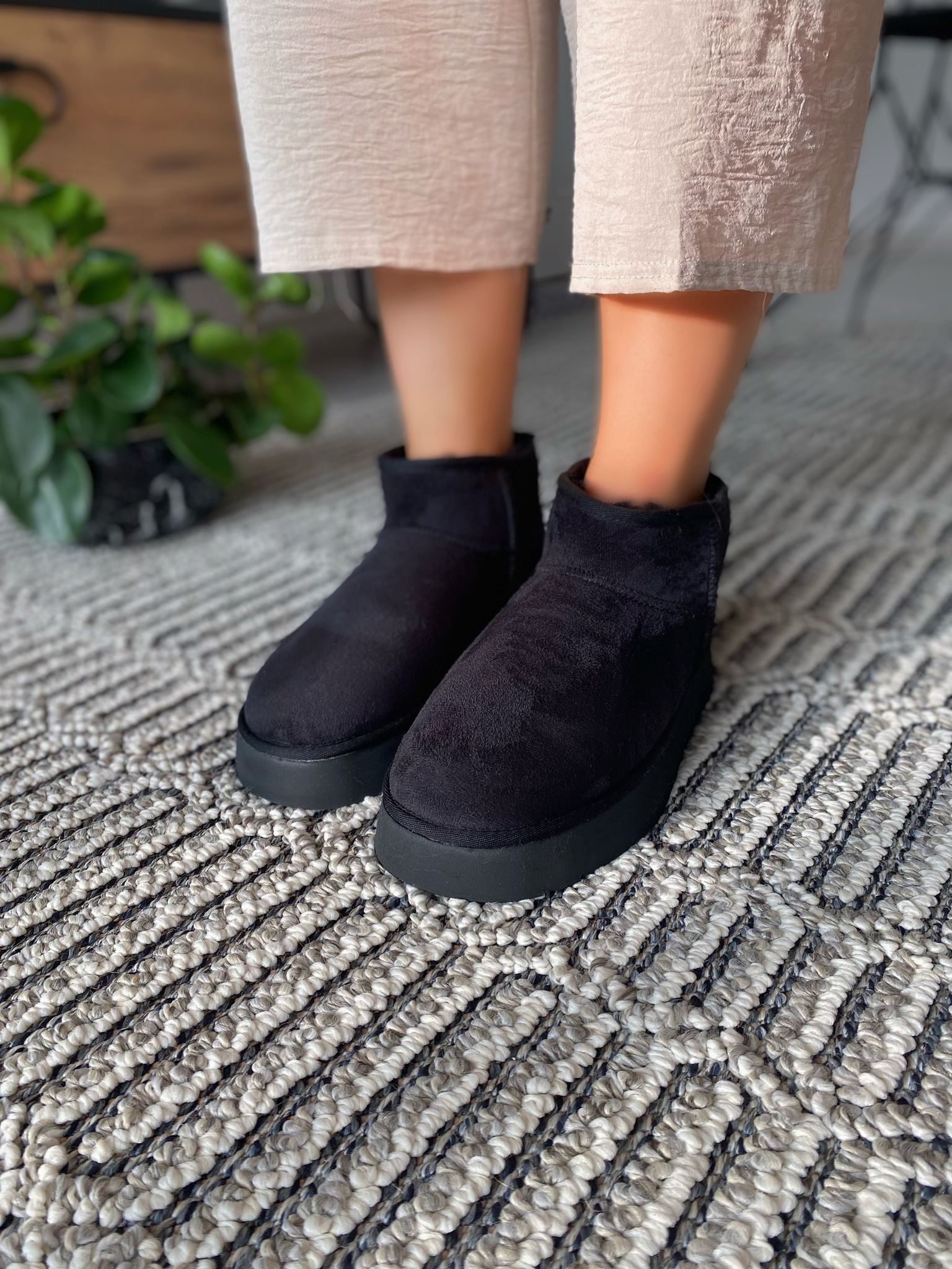 Ultra Mini Süet Yarım Bot Düz ve Yüksek Taban İçi Kürklü Kadın Bot Ayakkabı