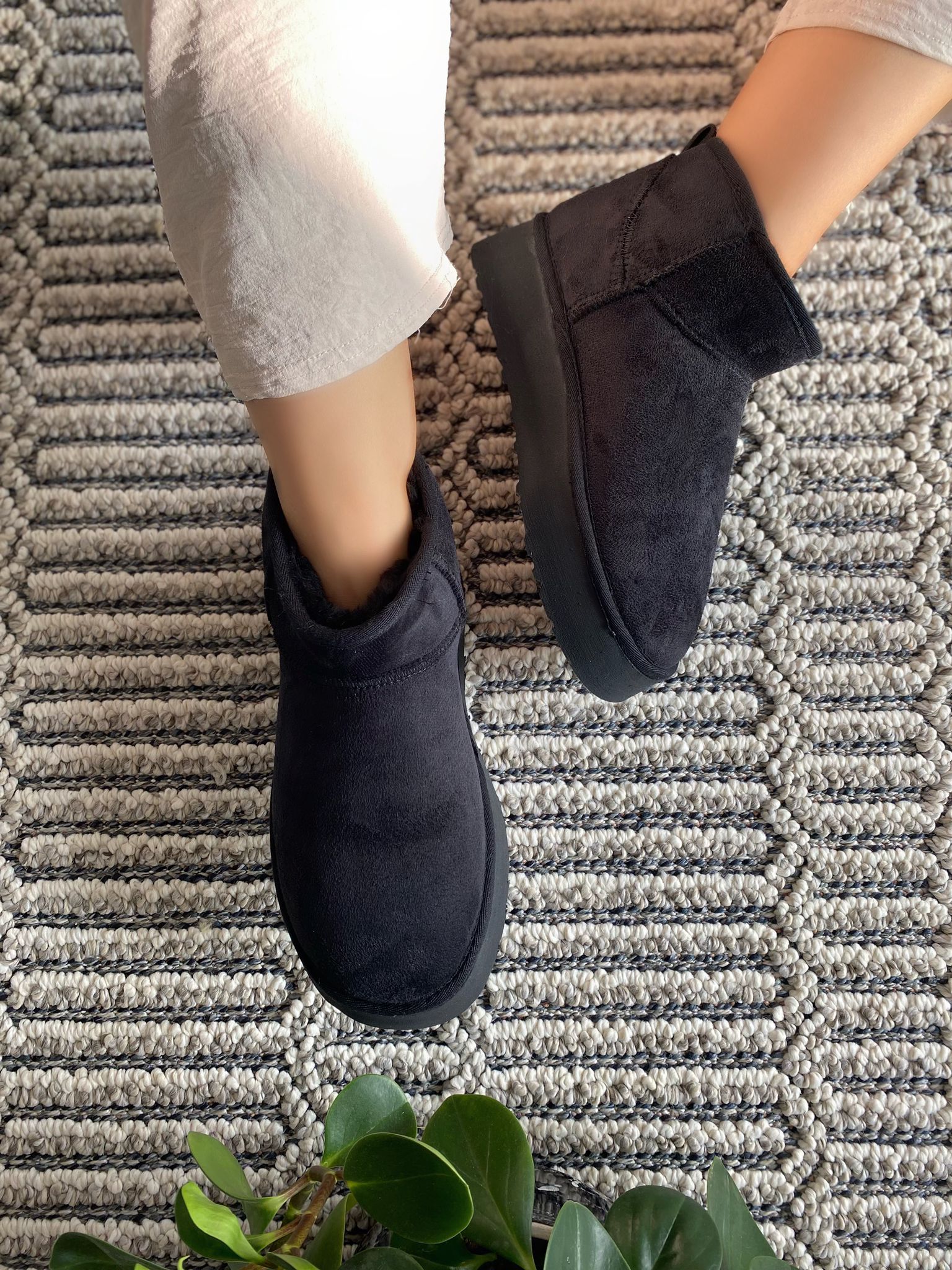 Ultra Mini Süet Yarım Bot Düz ve Yüksek Taban İçi Kürklü Kadın Bot Ayakkabı