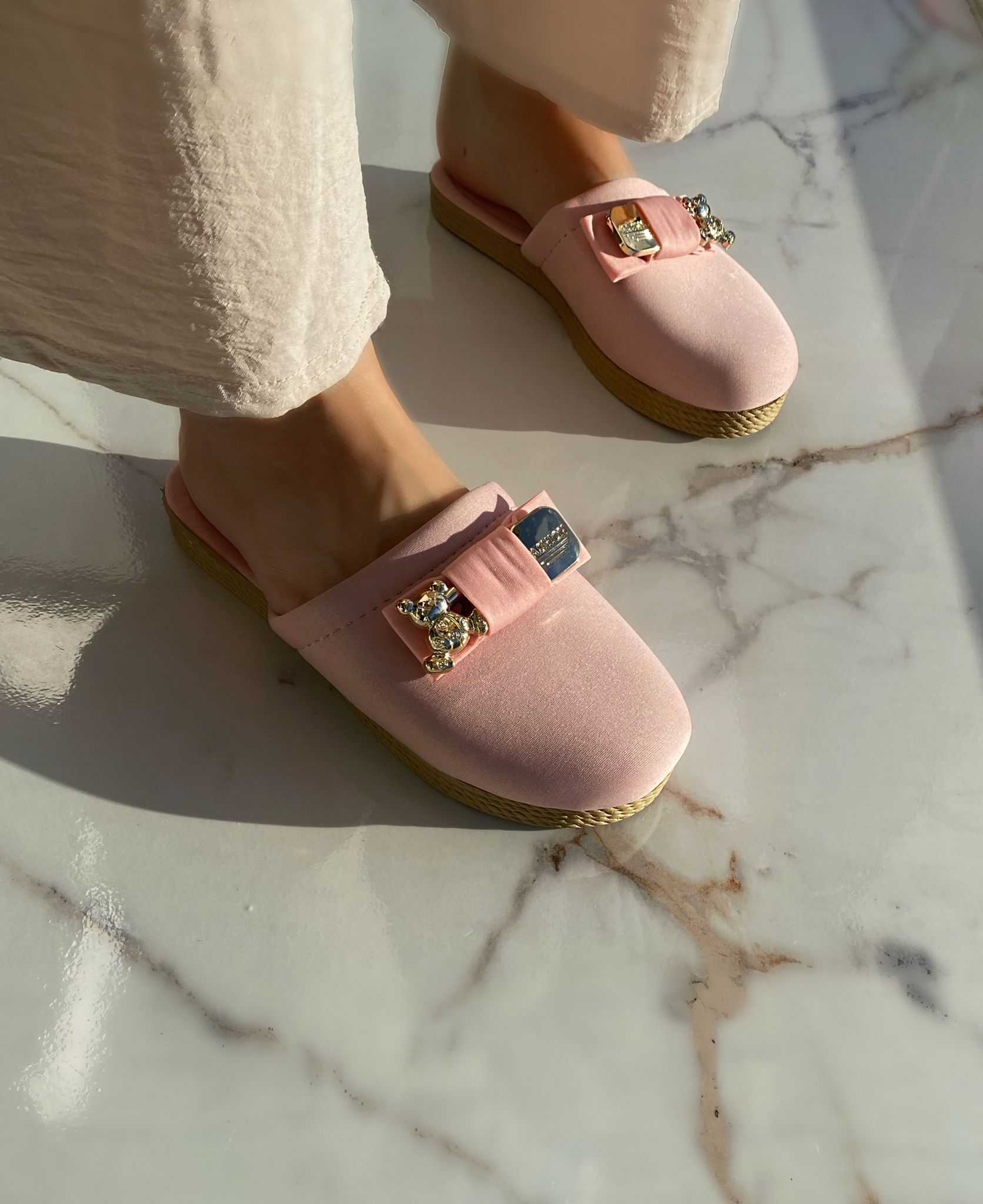 Önü Kapalı Tokalı Kadın Ev Terliği