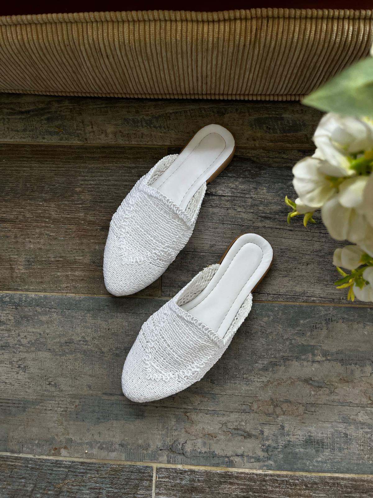 Beyaz Hasır Örgü İşlemeli Kadın Terlik