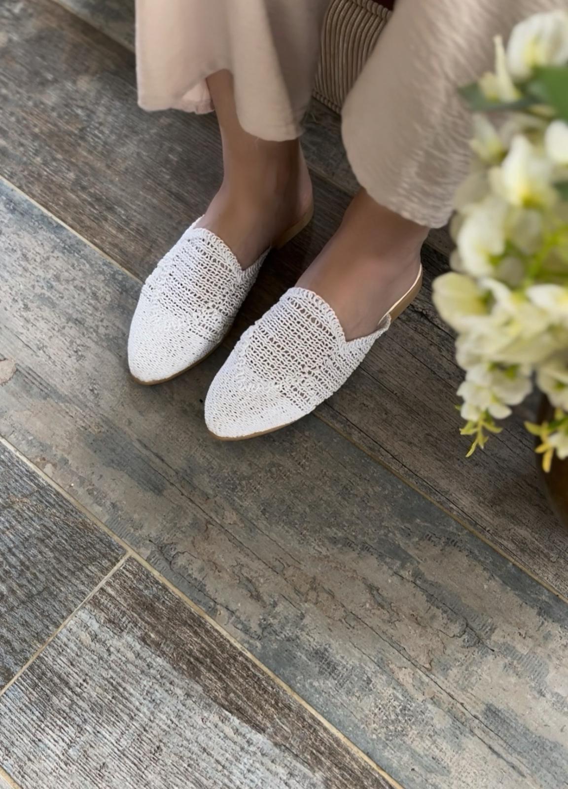 Beyaz Hasır Örgü İşlemeli Kadın Terlik